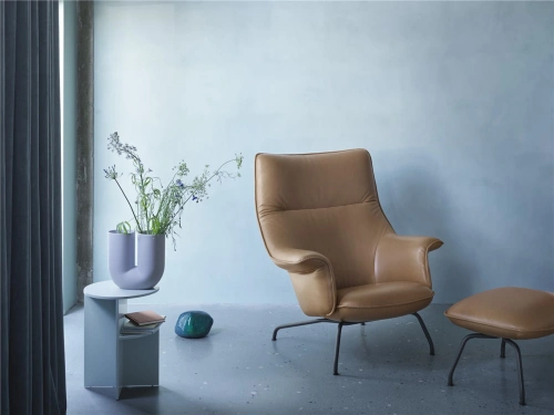 Doze-lounge-chair-ottoman-cognac-leather-anthracite-black-halves-side-table-sage-green-kink-vase-muuto-V2-med-res.jpg