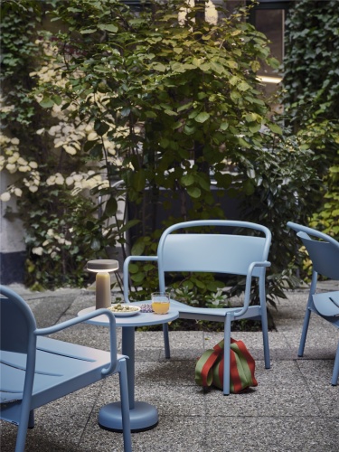 linear-steel-lounge-armchair-pale-blue-coffee-table-42-h47-pale-blue-ease-portable-taupe-muuto-org.jpg