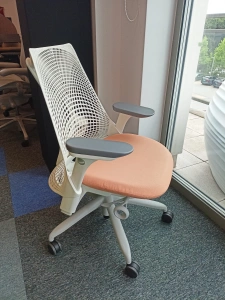 Krzesło biurowe Sayl  Studio White Frame Seat Light Pink C7 OUTLET - Herman Miller 