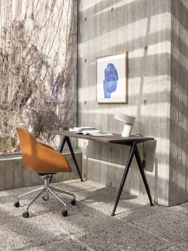 Pyramid Table 01 smoked oak Tabletop black frame_AAC 155_Sense cognac alu tilt swivel base_Slant white.jpg