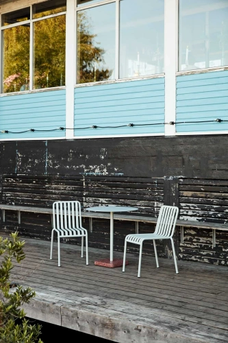 Palissade_Chair_sky_grey_Terrazzo_Table_sky_grey_top_red_base.jpg