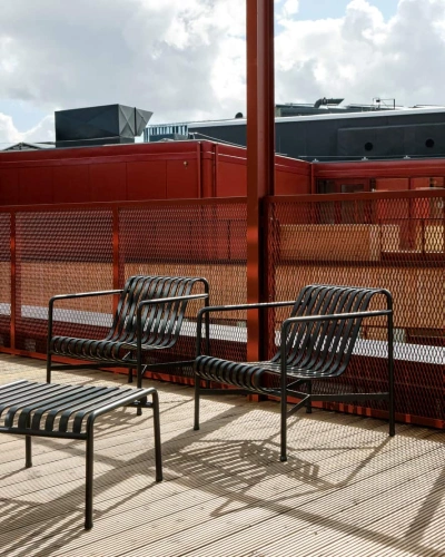 Zoku_Hotel_2021_Palissade_Lounge_Chair_Low_anthracite_Palissade_Ottoman_anthracite.jpg