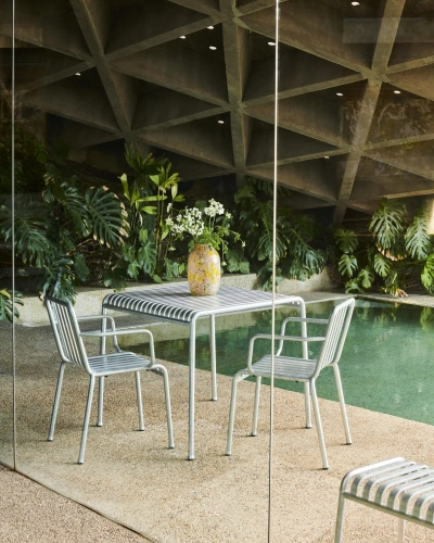 Palissade_Table_hot_galvanised_Palissade_Armchair_hot_galvanised_Splash_Vase_Round_L_light_pink_and_yellow.jpg