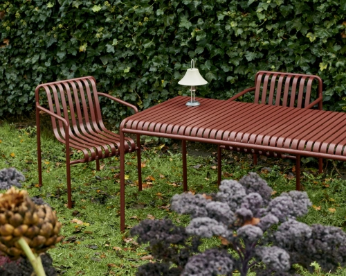 Palissade_Dining_Armchair_iron_red_Palissade_Table_L170xW90xH75_iron_red_Mousqueton_Portable_oyster_white.jpg