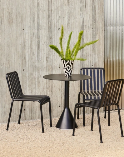 Palissade_Cone_Table_anthracite_Palissade_Chair_anthracite_Jessica_Hans_Shadow_Vase_black_and_white.jpg