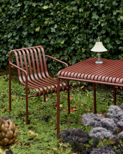 Palissade_Dining_Armchair_iron_red_Palissade_Table_L170xW90xH75_iron_red_Mousqueton_Portable_oyster_white_01.jpg