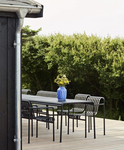 Palissade_Table_anthracite_Palissade_Dining_Armchair_anthracite_Juice_Vase_high_blue.jpg
