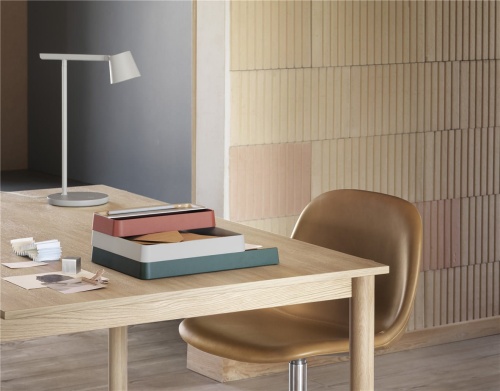 Arrange-Desktop-Series-Linear-Wood-Table-140-tip-table-lamp-grey-Mini-Stacked-fiber-side-cognac-chrome-muuto-V2-med-res.jpg