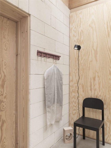Coil-coat-rack-60-plum-workshop-chair-black-tip-wall-black-muuto-org.jpg